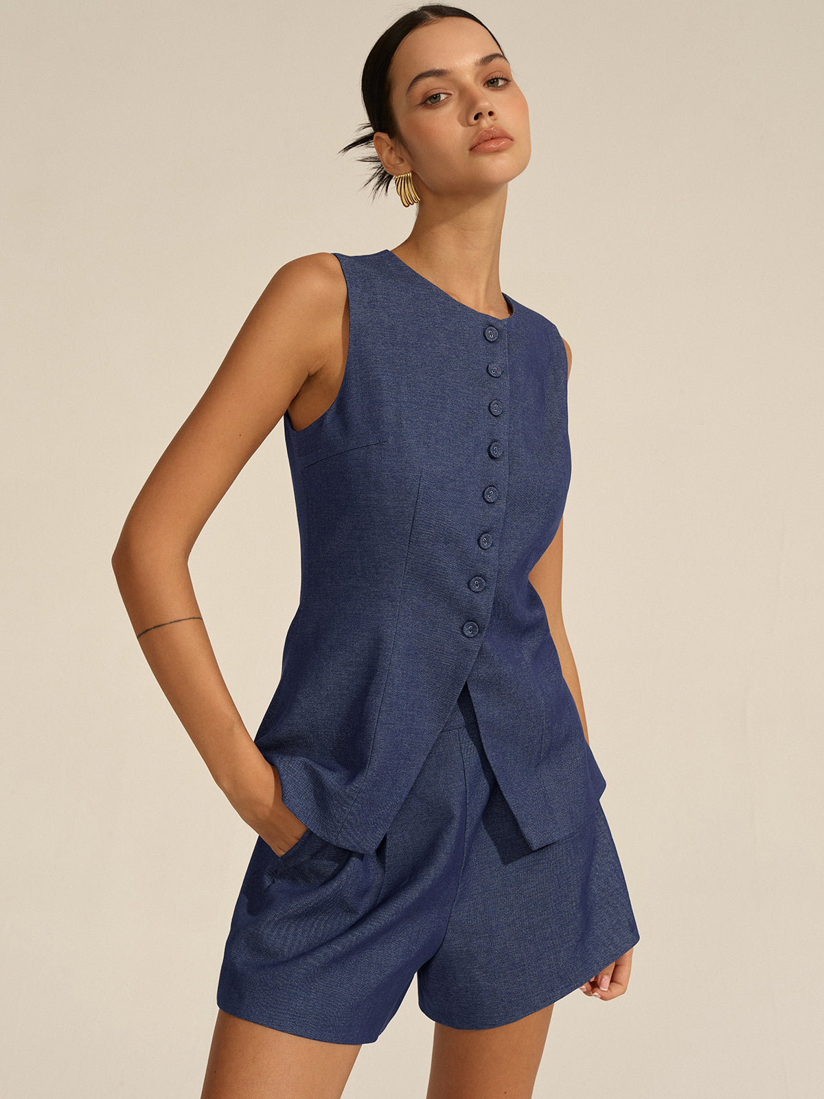 Conjunto de chaleco sin mangas con botones frontales y shorts