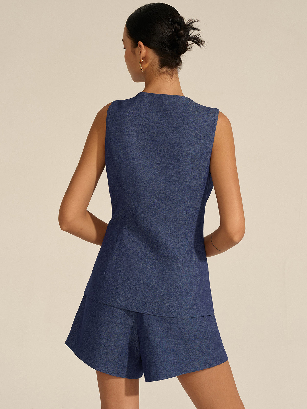 Conjunto de chaleco sin mangas con botones frontales y shorts