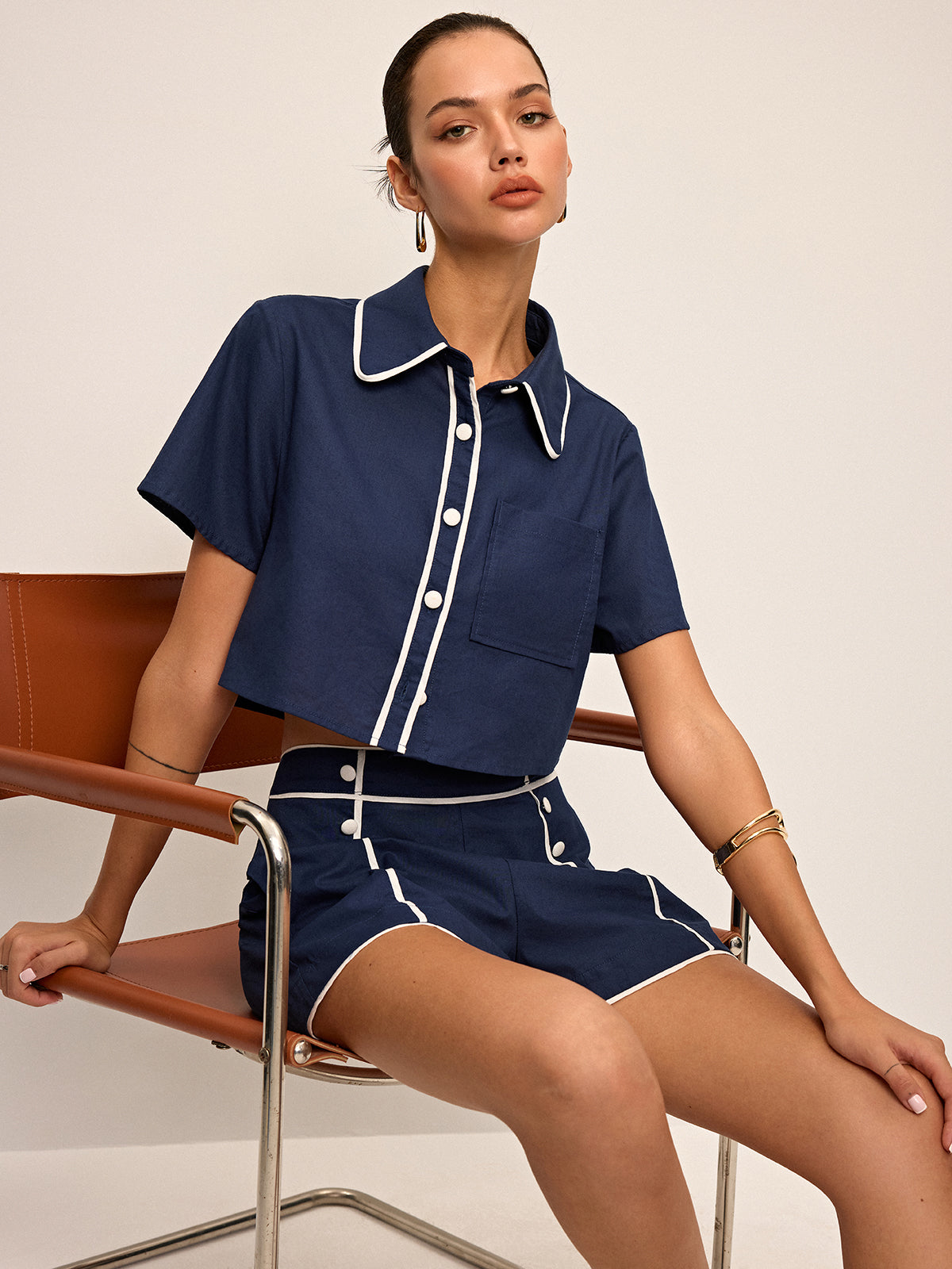 Conjunto de camisa cropped y shorts con vivo a contraste