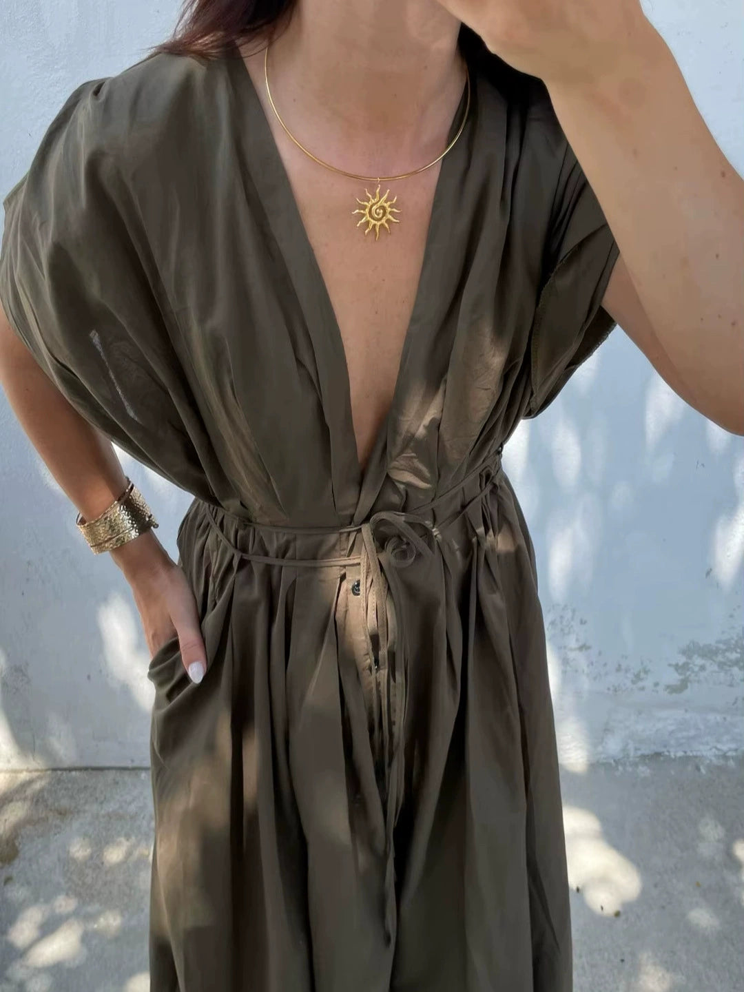 Vestido casual liso con escote en V y cintura ajustada - Marrón